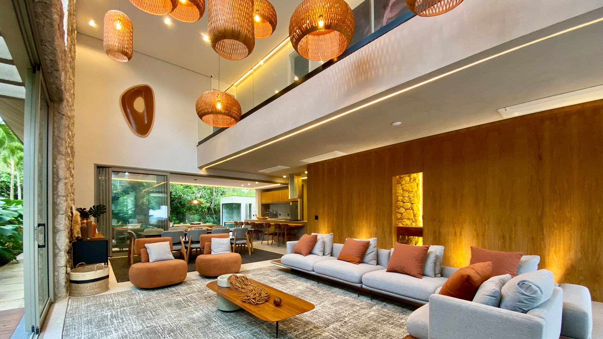 Riviera - Casa mansão de altíssimo padrão à venda na riviera de são lourenço oferece 395m² de área construída, 4 dormitórios, 4 suítes, e 4 vagas de garagem. O projeto arquitetônico é impressionante, com ambientes integrados e uma decoração sofisticada, com móveis de madeira maciça. a área de lazer conta com espaço gourmet, piscina aquecida, sauna úmida, hidromassagem e pergolado, além de uma linda vista para a mata nativa. a sala de home theater e a localização privilegiada no módulo fazem deste imóvel uma verdadeira joia. Riviera de São Lourenço 